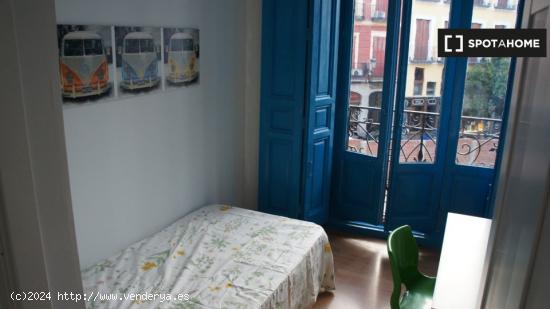 Bonita habitación en alquiler en un apartamento de 7 dormitorios en el Centro - MADRID