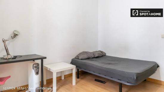 Se alquila habitación animada en apartamento de 7 dormitorios en Centro - MADRID