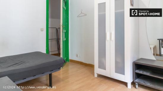 Se alquila habitación animada en apartamento de 7 dormitorios en Centro - MADRID