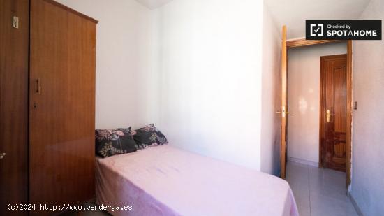 Habitación amueblada en apartamento de 4 dormitorios en Villaverde. - MADRID