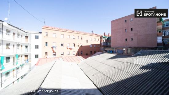 Habitación amueblada en apartamento de 4 dormitorios en Villaverde. - MADRID