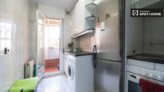 Habitación amueblada en apartamento de 4 dormitorios en Villaverde. - MADRID