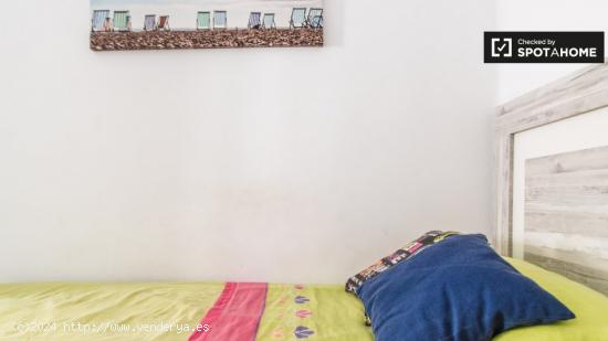 Habitación luminosa en apartamento de 4 dormitorios en Poblats Marítims - VALENCIA