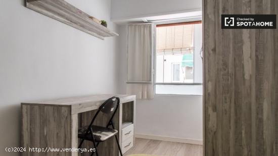 Habitación luminosa en apartamento de 4 dormitorios en Poblats Marítims - VALENCIA