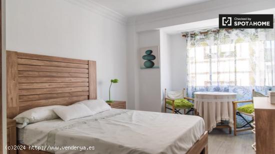 Habitación luminosa en apartamento de 4 dormitorios en Poblats Marítims - VALENCIA