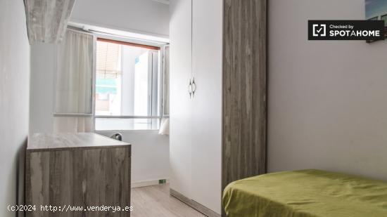 Amplia habitación en un apartamento de 4 dormitorios en Poblats Marítims - VALENCIA