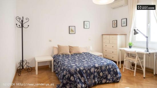 Habitación luminosa con cama doble en alquiler en La Latina - MADRID