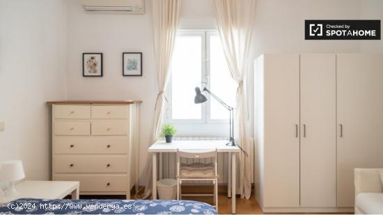 Habitación luminosa con cama doble en alquiler en La Latina - MADRID