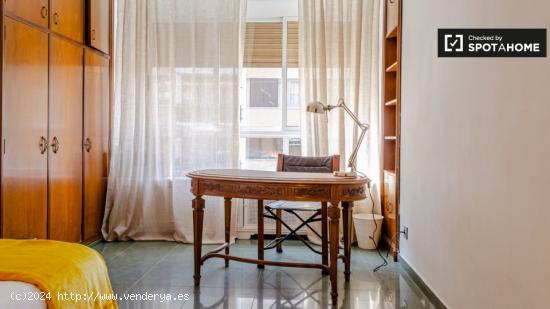 Elegante habitación en alquiler en un apartamento de 5 dormitorios en Ciutat Vella - VALENCIA