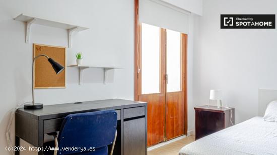 Se alquila habitación luminosa en apartamento de 6 dormitorios en Burjassot - VALENCIA