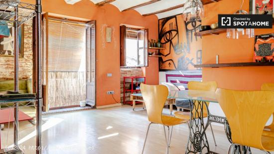 Apartamento con carácter con balcón en alquiler en la histórica Ciutat Vella - VALENCIA