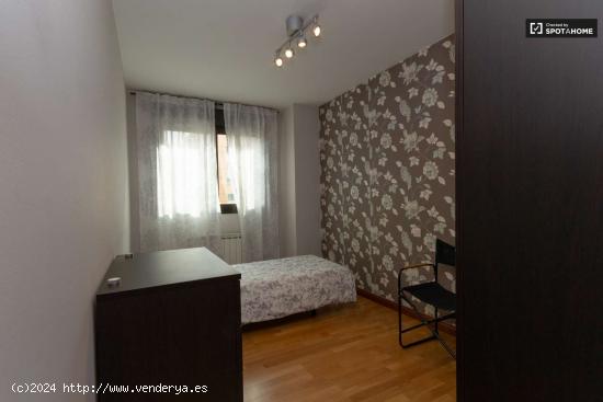 Se alquila habitación en apartamento de 3 dormitorios en Vicálvaro, Madrid - MADRID