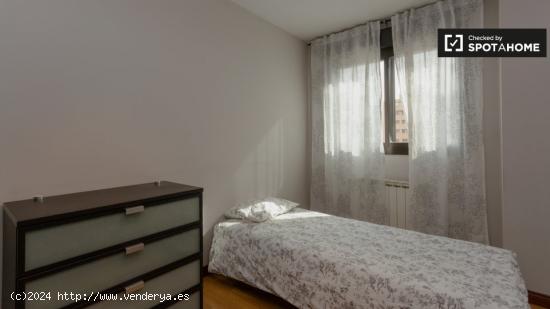 Se alquila habitación en apartamento de 3 dormitorios en Vicálvaro, Madrid - MADRID