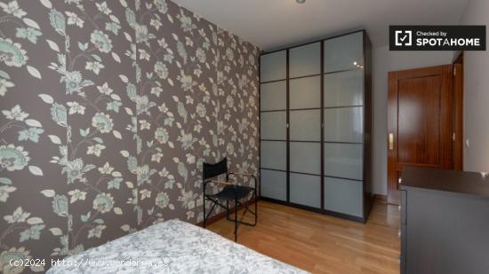 Se alquila habitación en apartamento de 3 dormitorios en Vicálvaro, Madrid - MADRID