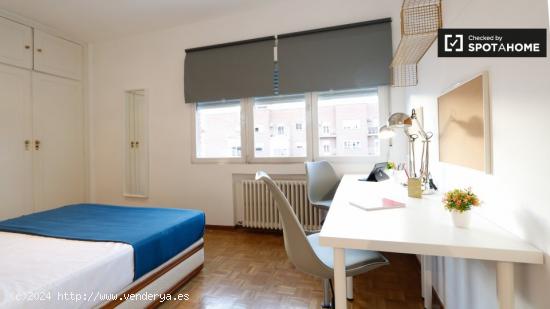 Cómoda habitación en alquiler en apartamento de 6 dormitorios, Nueva España - MADRID