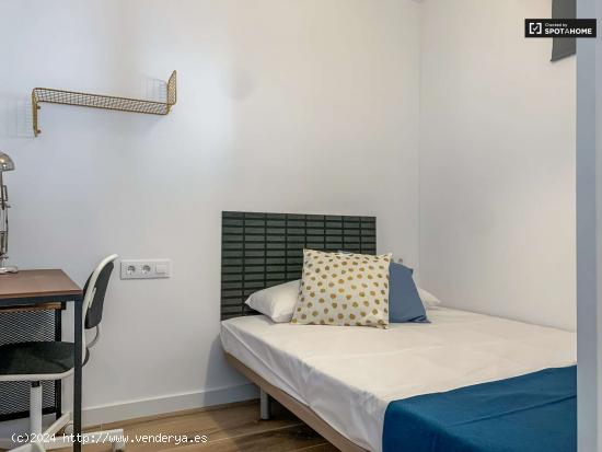  Acogedora habitación en apartamento de 5 dormitorios, Hospitalet de Llobregat - BARCELONA 