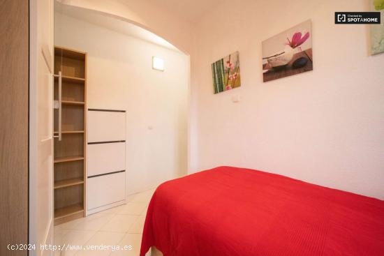 Elegante habitación en alquiler en apartamento de 5 dormitorios en Ciudad Lineal - MADRID