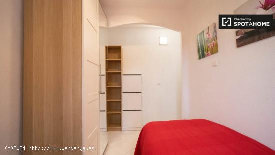 Elegante habitación en alquiler en apartamento de 5 dormitorios en Ciudad Lineal - MADRID