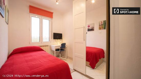 Elegante habitación en alquiler en apartamento de 5 dormitorios en Ciudad Lineal - MADRID