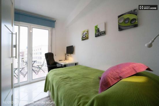 Moderna habitación en alquiler en apartamento de 5 dormitorios en Ciudad Lineal - MADRID