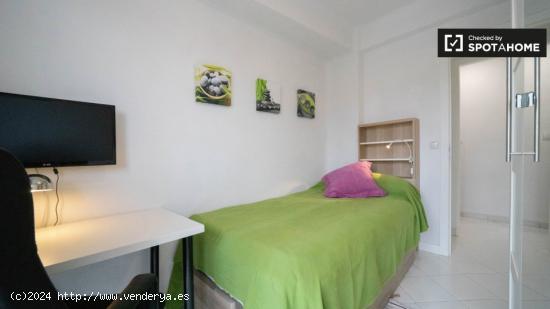 Moderna habitación en alquiler en apartamento de 5 dormitorios en Ciudad Lineal - MADRID