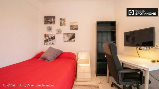 Se alquila preciosa habitación en apartamento de 5 dormitorios en Ciudad Lineal - MADRID