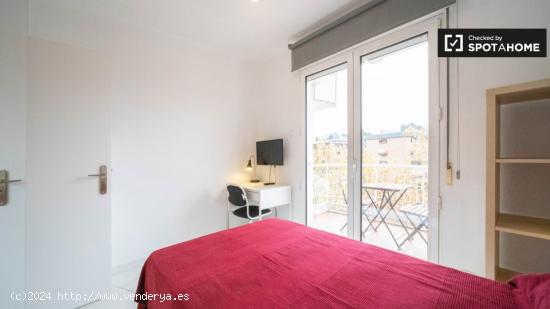 Acogedora habitación en alquiler en apartamento de 5 dormitorios en Ciudad Lineal - MADRID