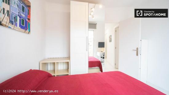 Acogedora habitación en alquiler en apartamento de 5 dormitorios en Ciudad Lineal - MADRID