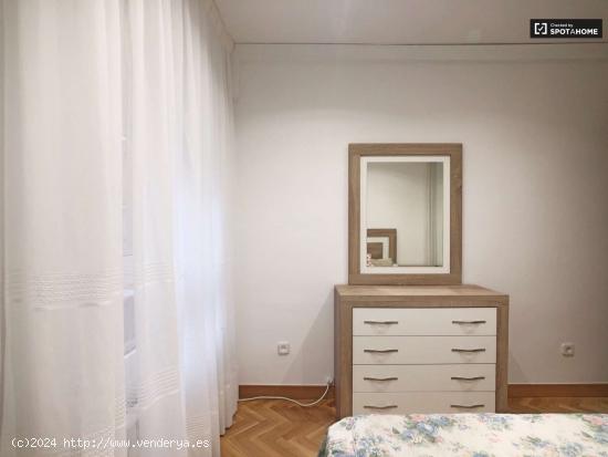  Elegante habitación solo para mujeres en apartamento de 4 dormitorios en Ciudad Lineal - MADRID 