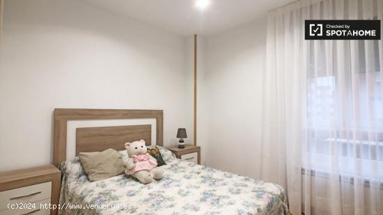 Elegante habitación solo para mujeres en apartamento de 4 dormitorios en Ciudad Lineal - MADRID