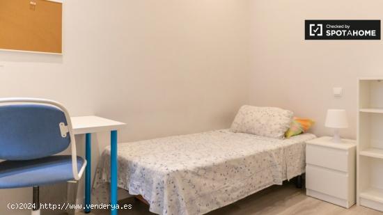 Se alquila habitación en piso de 3 dormitorios en Chamberí - MADRID