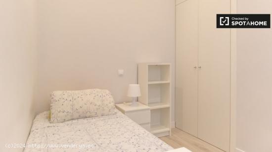 Se alquila habitación en piso de 3 dormitorios en Chamberí - MADRID