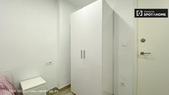 Se alquila habitación en apartamento de 3 dormitorios en L'Olivereta - VALENCIA