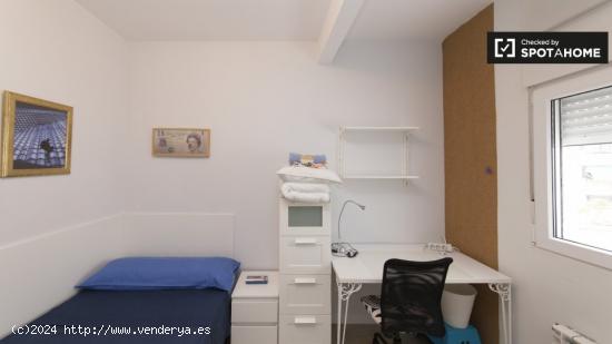 Se alquila habitación grande en apartamento de 4 dormitorios en Getafe - MADRID