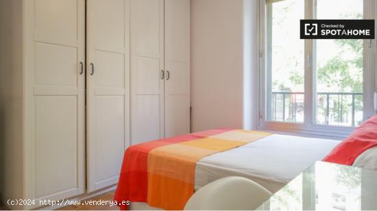 Habitación ordenada ideal para hombres solteros en alquiler en apartamento de 3 dormitorios en Reti