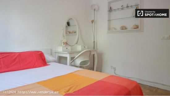 Habitación ordenada ideal para hombres solteros en alquiler en apartamento de 3 dormitorios en Reti