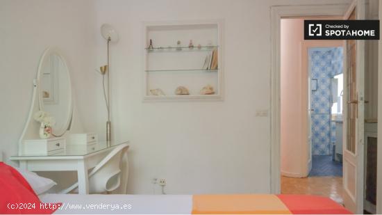 Habitación ordenada ideal para hombres solteros en alquiler en apartamento de 3 dormitorios en Reti