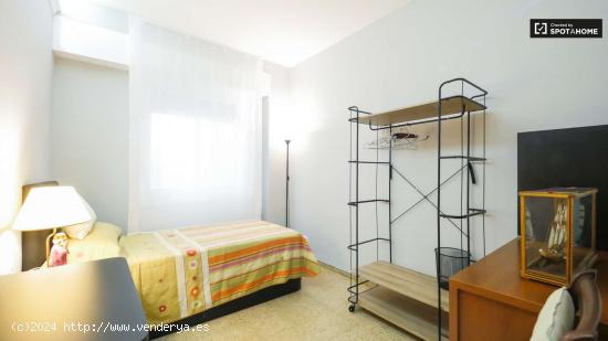 Se alquila habitación en apartamento de 4 dormitorios en Gracia, Barcelona - BARCELONA