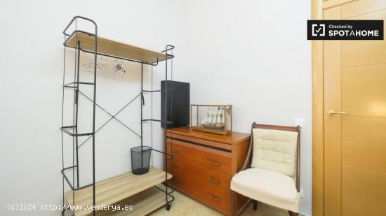 Se alquila habitación en apartamento de 4 dormitorios en Gracia, Barcelona - BARCELONA