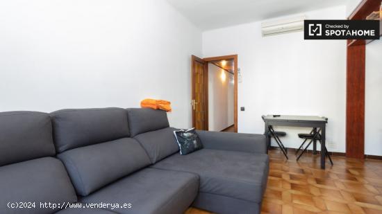 Acogedora habitación con cama doble en alquiler en Gràcia - BARCELONA