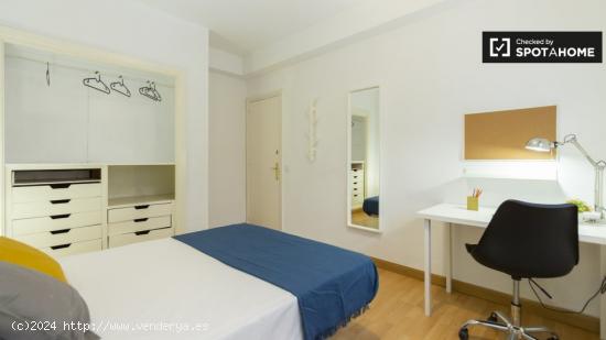 Moderna habitación con cama doble en alquiler en Chamartín - MADRID