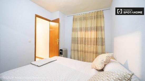 Cómoda habitación para mujeres en apartamento de 2 dormitorios en Getafe - MADRID