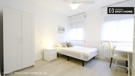 Habitación luminosa ideal para profesionales mujeres y postgraduados en apartamento de 6 dormitorio