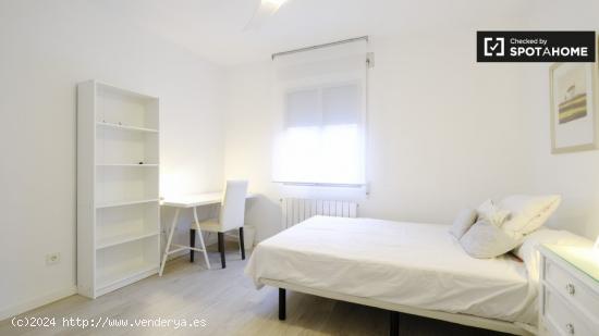 Acogedora habitación ideal para mujeres profesionales y postgraduados en apartamento de 6 dormitori