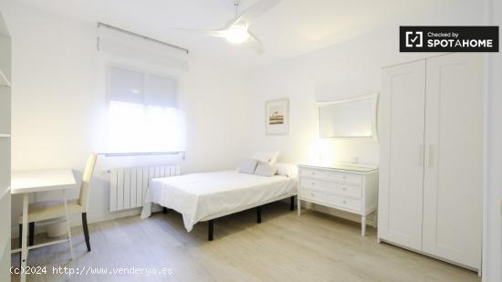 Acogedora habitación ideal para mujeres profesionales y postgraduados en apartamento de 6 dormitori