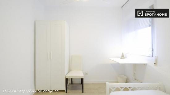 Habitación ordenada ideal para profesionales mujeres y postgraduados en apartamento de 6 dormitorio