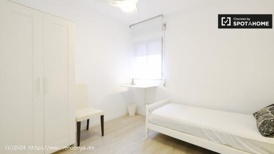 Habitación ordenada ideal para profesionales mujeres y postgraduados en apartamento de 6 dormitorio