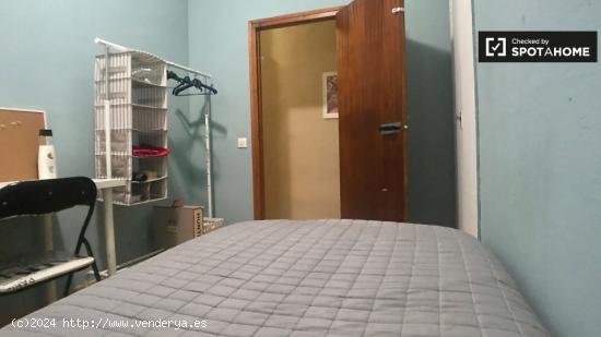 Habitación ideal para alumnas en piso de 3 dormitorios en Atocha - MADRID