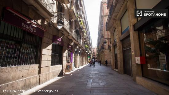 Se alquila habitación en piso de 4 dormitorios en Barri Gòtic - BARCELONA