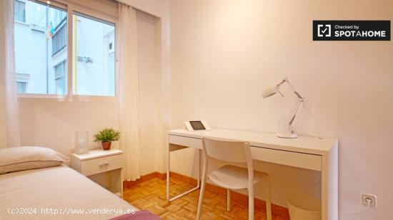 Hermosa habitación en alquiler en apartamento de 4 dormitorios, Imperial - MADRID